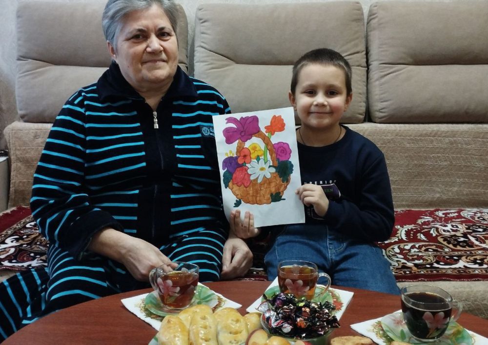 Василий Ткачук: В рамках проекта «ВСЕЙ СЕМЬЕЙ», приуроченного к году Семьи, жители Калининского района г.Донецка, обучающиеся муниципальных общеобразовательных и дошкольных учреждений принимают участие в акции «К бабушке на чай»