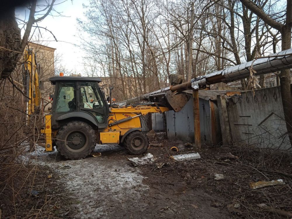Василий Ткачук: В связи с повреждением воздушного трубопровода, в результате артобстрела со стороны ВСУ, прекращена подача теплоносителя на 6 жилых домов по адресам: