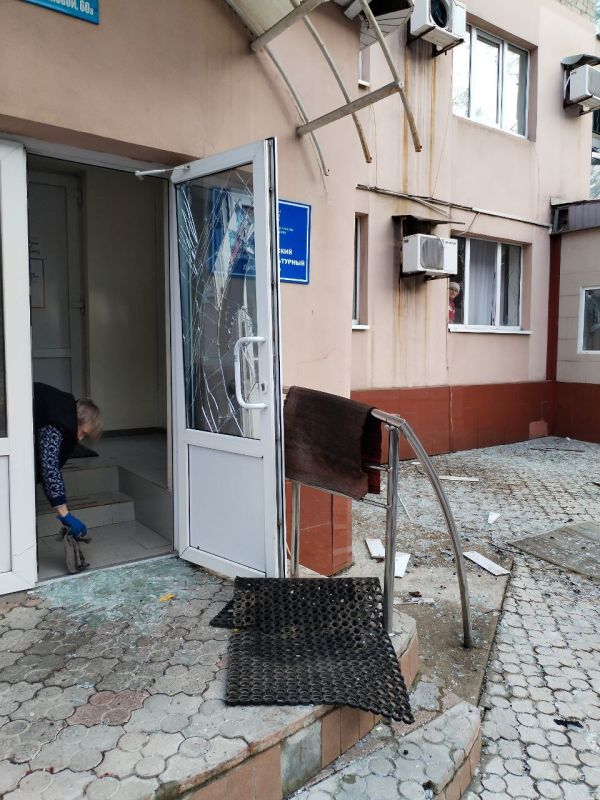 Юрий Мартынов: В результате варварского обстрела жилых районов Донецка со стороны ВСУ повреждены фасад и остекление здания Республиканского врачебно-физкультурного диспансера