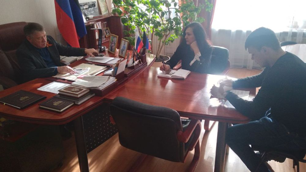 Прием граждан. Сегодня, 29 января, в администрации Кировского района Донецка прошел личный прием граждан. Прием провел глава администрации Кировского района г. Донецка Юрий Будрин