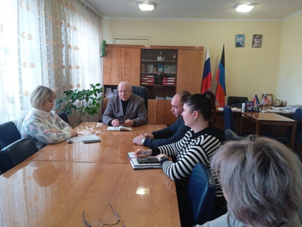 Наталья Бегуненко: Первый заместитель главы администрации Петровского района г. Донецка Плахутин Юрий Иванович, провёл рабочее совещание с сотрудниками администрации по организационным вопросам