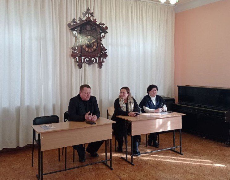 Сегодня, 31 января, глава администрации Киевского района Валентин Левченко повел встречу с трудовым коллективом МБОУ "Центра детского и юношеского творчества Киевского района г.Донецка"