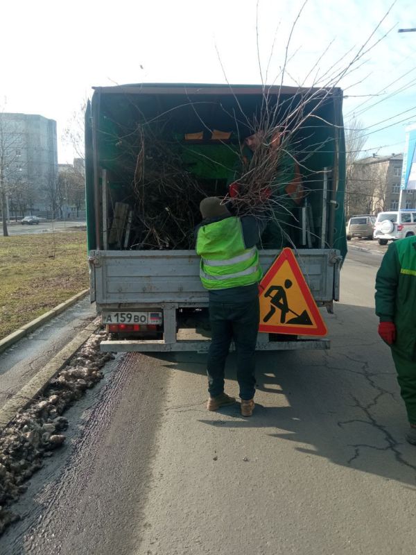Василий Ткачук: Силами коммунальных предприятий: МУП АГД "УК Калининского района г. Донецка" и МУП АГД "ЗЕЛЕНСТРОЙ...