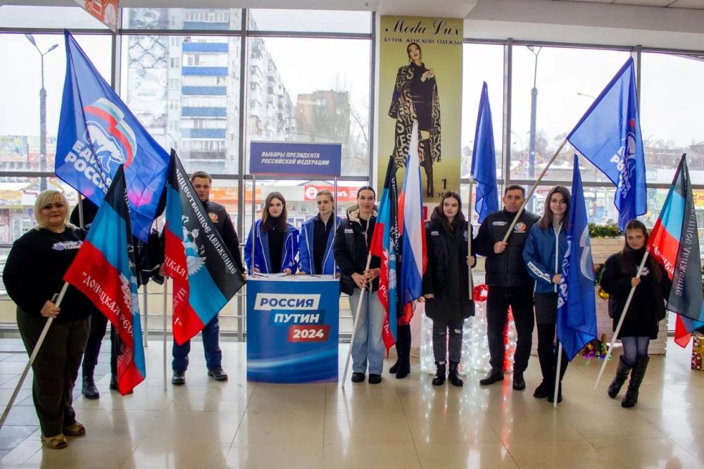 Василий Ткачук: Единороссы собрали 2,1 млн подписей в поддержку кандидата в Президенты РФ Владимира Путина