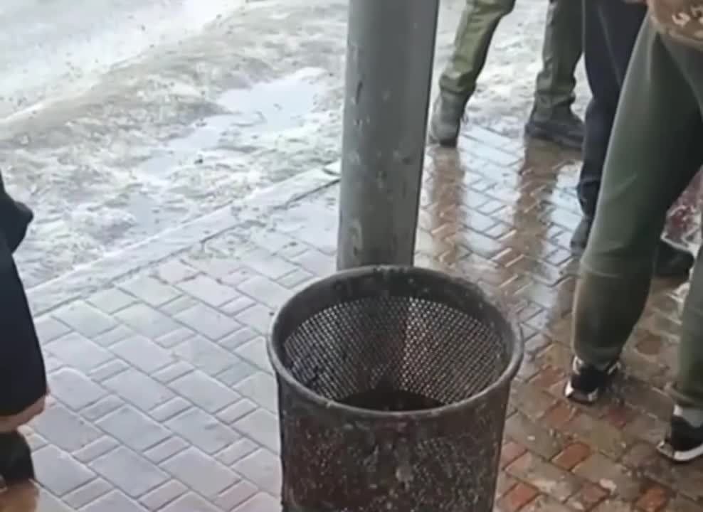 Виктория Мельникова: Беспилотник противника сбросил ВОП на автобус в районе Привокзальной площади в Донецке, ранен водитель! Ему оказывают первую помощь очевидцы