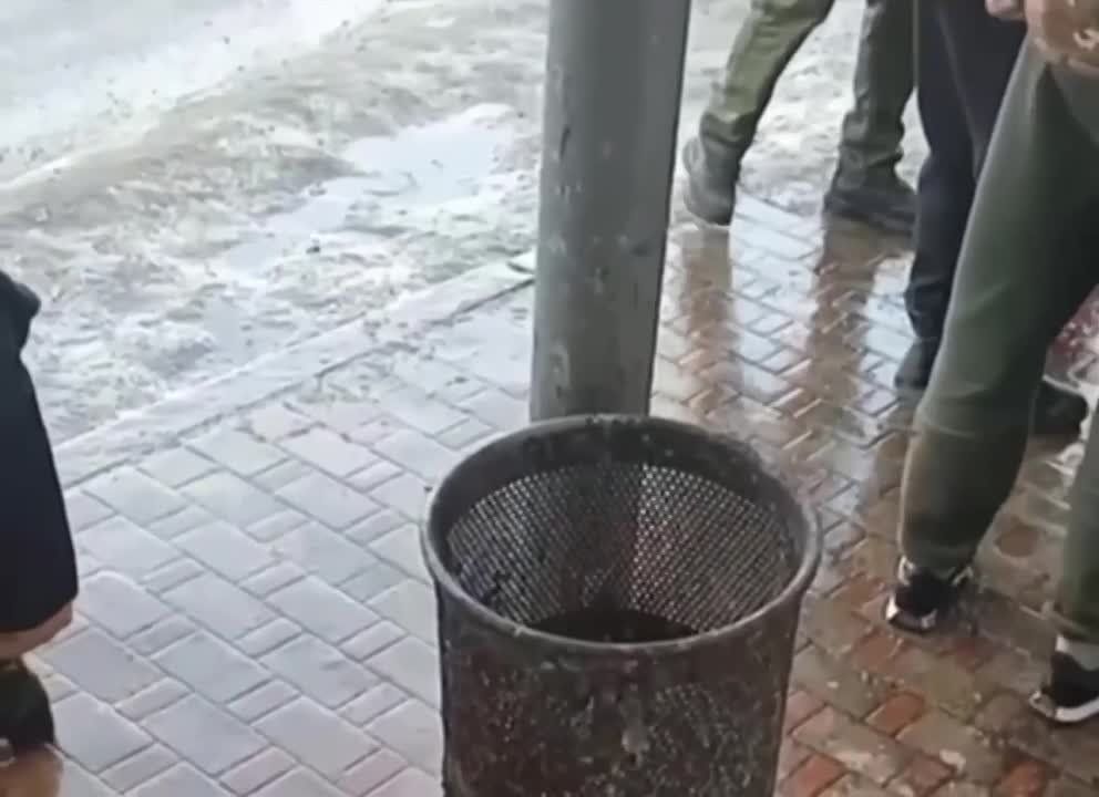 Родион Мирошник: Прохожие помогают водителю маршрутки в Донецке попавшему под сброс боеприпаса с украинского дрона