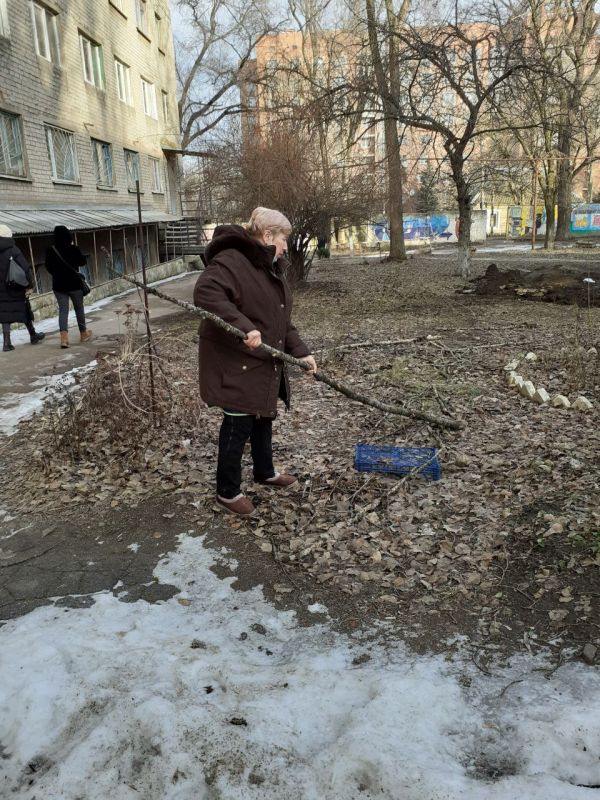 Василий Ткачук: Сегодня сотрудники администрации, предприятий, учреждений и организаций Калининского района, приняли участие в еженедельной экологической акции «Чистый четверг»