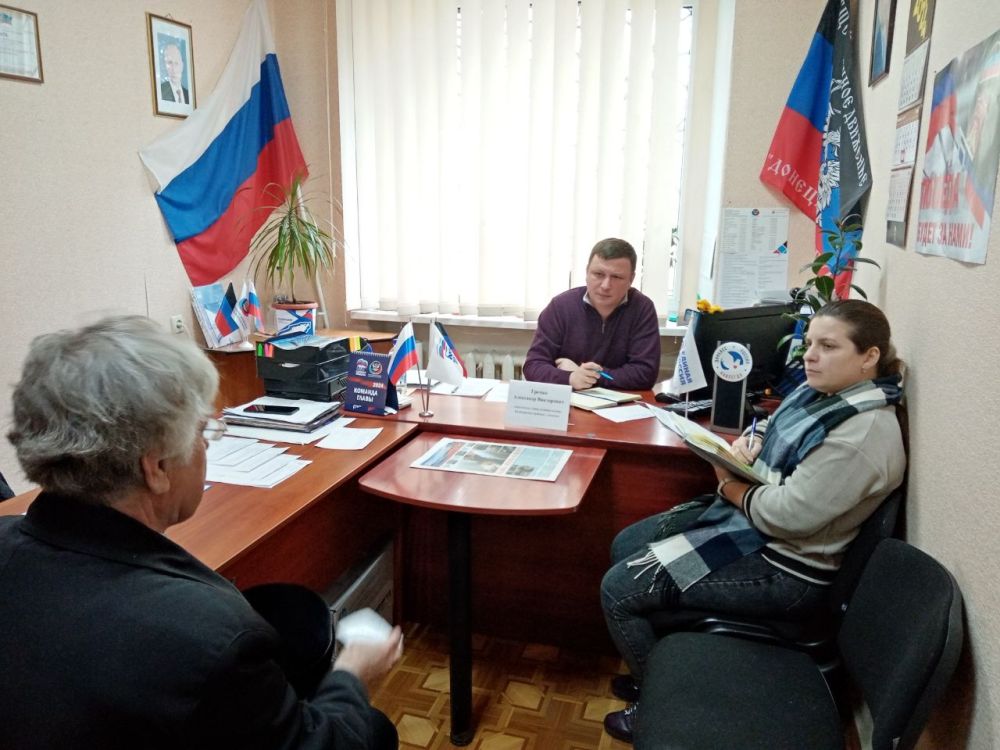 Василий Ткачук: Сегодня, 1 февраля, состоялся приём граждан в общественной приемной Всероссийской политической партии «Единая Россия» Калининского района города Донецка заместителем главы администрации района Александром Гречко