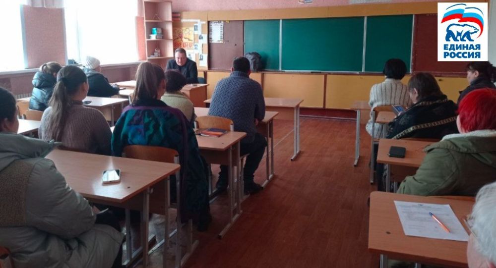 Сегодня, 1 февраля, глава администрации Киевского района Валентин Левченко повел встречу с трудовым коллективом МБОУ «Школа № 56 г. Донецка»