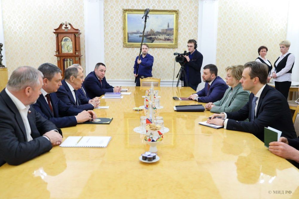 Денис Пушилин: На встрече с министром иностранных дел России Сергеем Лавровым, председателем ЦИК России Эллой Памфиловой обсудили ряд важных рабочих вопросов
