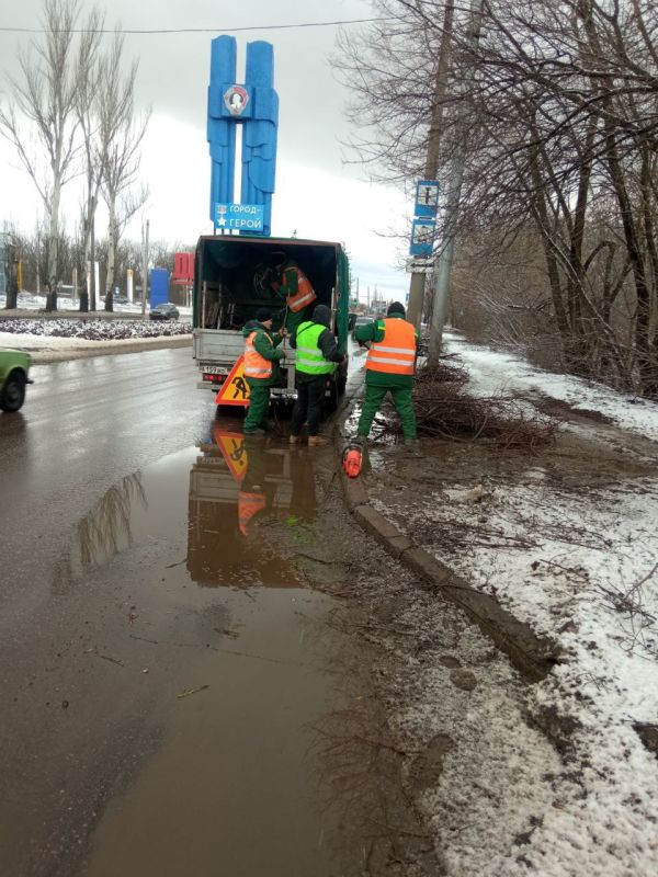 Василий Ткачук: Сегодня, силами коммунальных предприятий: МУП АГД "Управляющая компания Калининского района г. Донецка" и...