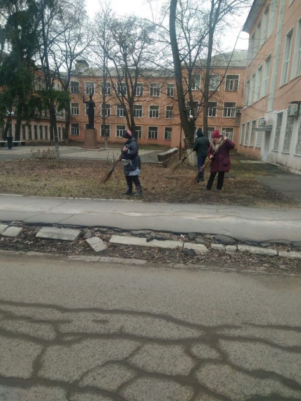 Василий Ткачук: Сегодня, в рамках проведения акции «Чистый четверг» силами предприятий, учреждений, организаций Калининского района г. Донецка организована уборка и наведение чистоты в районе