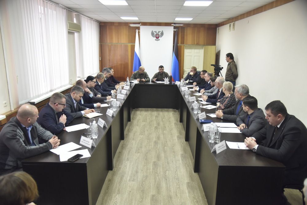 Денис Пушилин совместно с Артемом Жогой провели рабочую встречу с руководителями фракций и комитетов Народного Совета ДНР