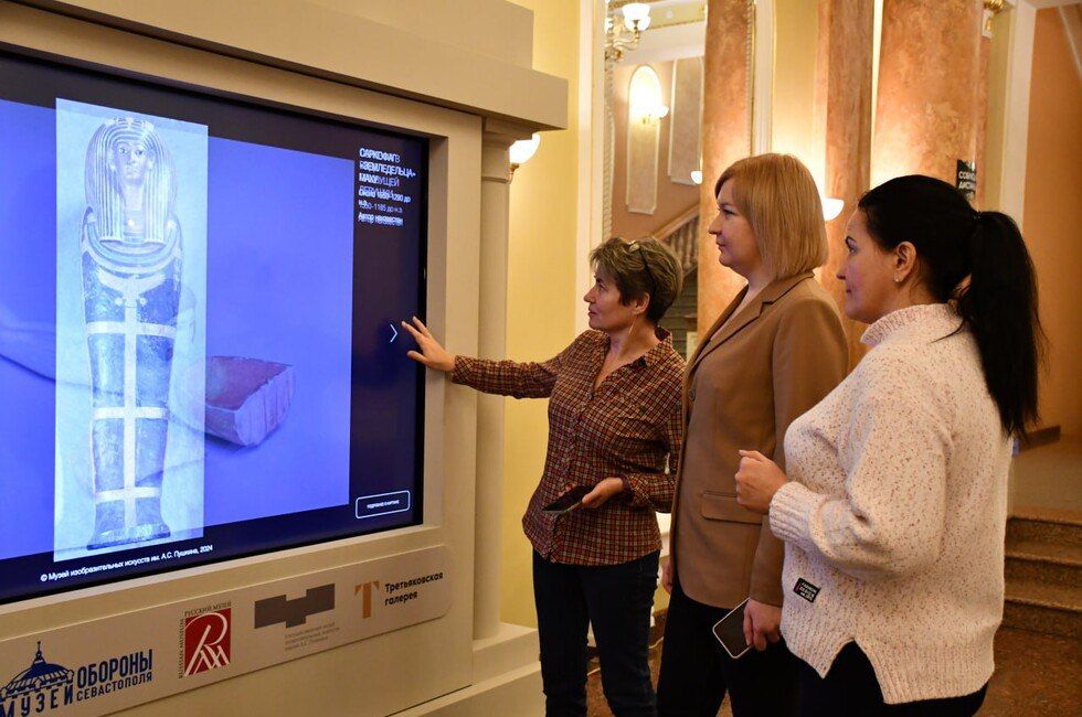 ДНР. Мультимедийные стенды с оцифрованными картинами ведущих музеев России установлены в зданиях Донецкого государственного...