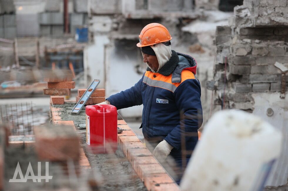 Москва в этом году поможет восстановить более 1,2 тыс. объектов в Донецке и Луганске
