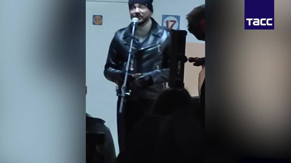 Филипп Киркоров посетил больницу в Горловке Донецкой Народной Республики и пообещал помочь с протезированием раненых бойцов, сообщила ТАСС главный врач горловской больницы №2 Нелля Якуненко