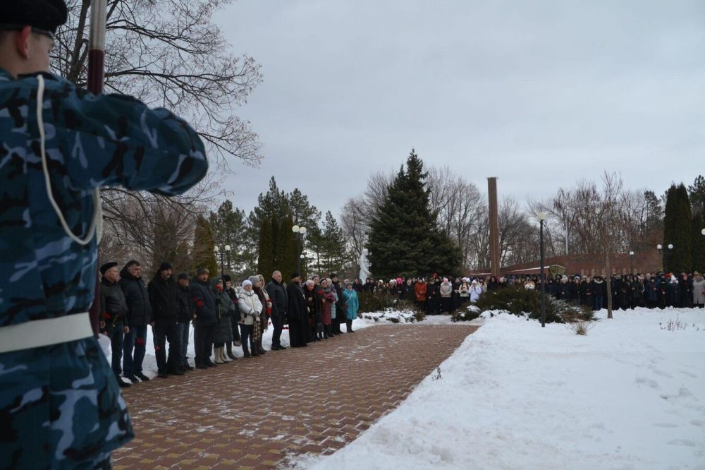В Донецке возложили цветы к памятнику погибшим воинам-афганцам