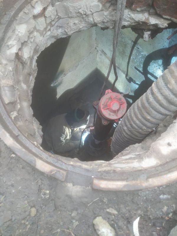 Василий Ткачук: Сегодня силами водопроводно-канализационной службы №6 Филиала "Донецкое ПУВКХ" ГУП ДНР "Вода Донбасса" ведутся работы по ликвидации утечки на водопроводе д=150 мм по адресу: ул. Черниговская, 5