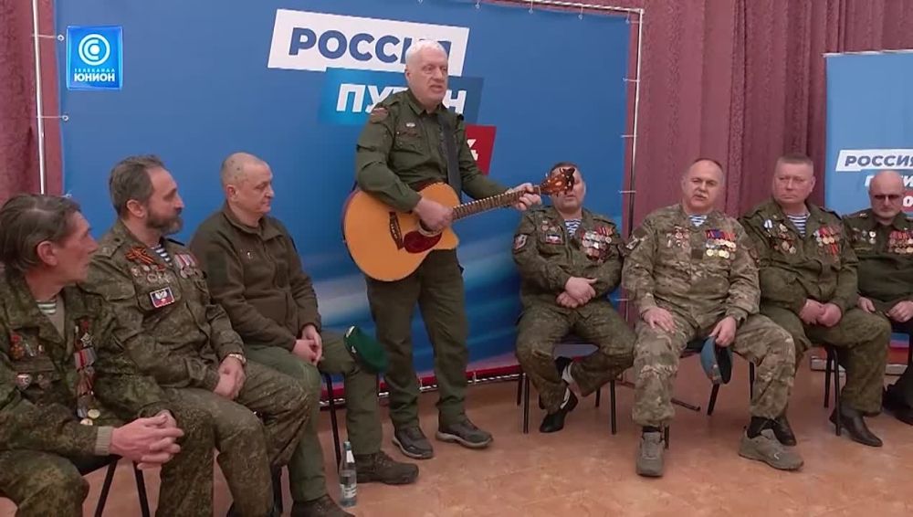 «Для нас честь быть частью команды!»: в Донецке торжественно вручили благодарственные письма волонтерам, принимавшим участие в сборе подписей