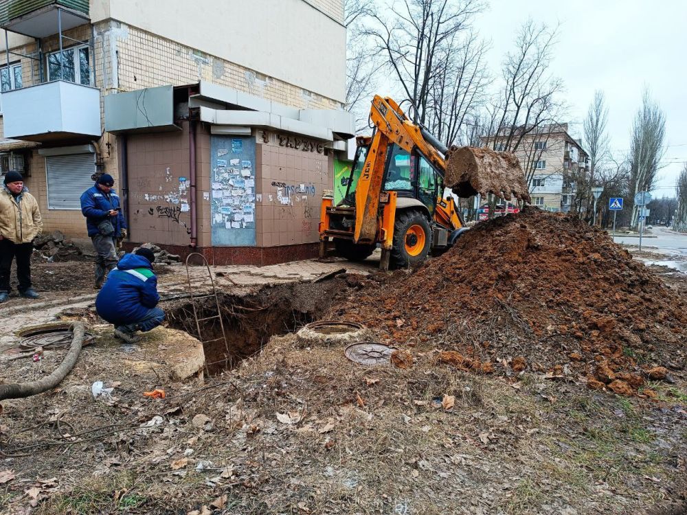 Василий Ткачук: Сегодня силами водопроводно-канализационной службы №6 Филиала "Донецкое ПУВКХ" ГУП ДНР "Вода Донбасса" ведутся работы по ликвидации утечки на водопроводе д=100 мм по адресу: бул. Шевченко, 56