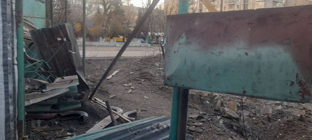 В результате ночного обстрела со стороны ВСУ жилого массива «Комсомолец» в Никитовском районе Горловки повреждён дом и остекление в поликлинике