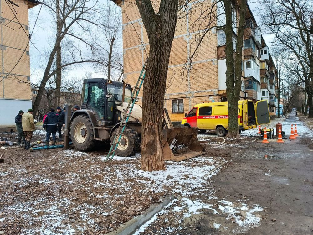 Василий Ткачук: В связи с устранением аварийной ситуации на наружном трубопроводе теплоснабжения д=159 мм по улице Владычанского, 44 прекращена подача теплоносителя на 20 жилых домов по адресам: