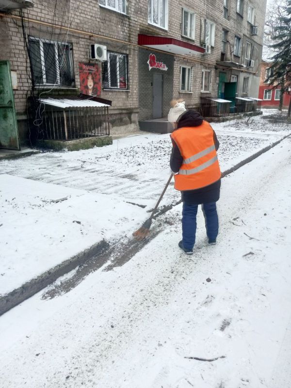 Василий Ткачук: Сегодня сотрудниками МУП АГД "Управляющая компания Калининского района г. Донецка" ведутся работы по расчистке и уборке придомовых территорий многоквартирного жилого фонда