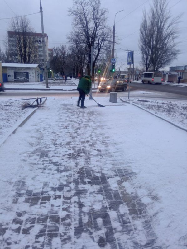 Василий Ткачук: Сегодня сотрудниками МУП АГД "ЗЕЛЕНСТРОЙ КАЛИНИНСКОГО РАЙОНА" ведутся работы по расчистке пешеходных зон и уборке веток по бульвару Шевченко