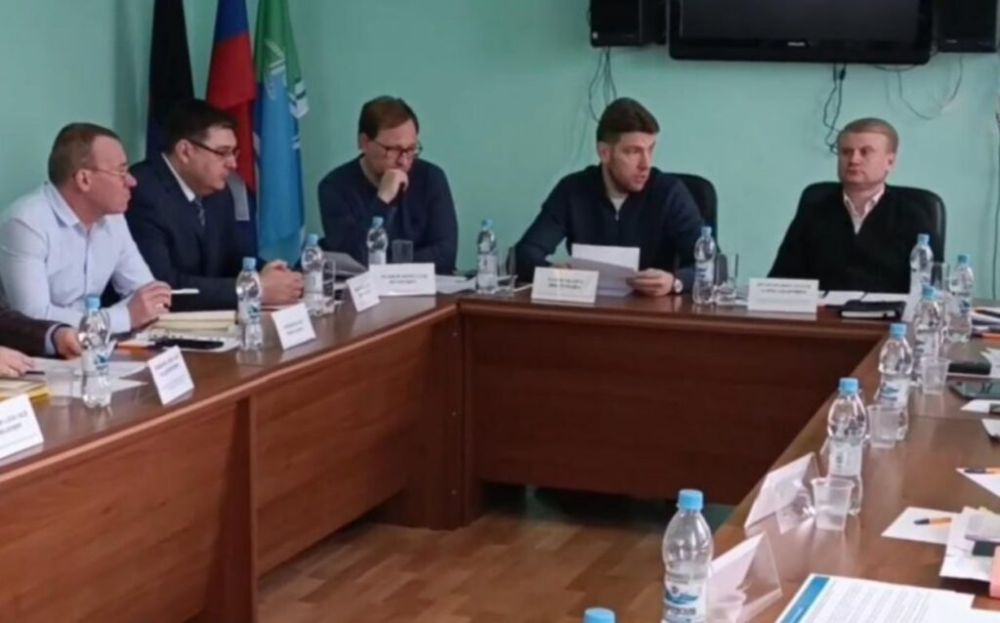 Замминистра сельского хозяйства РФ Андрей Разин и вице-премьер Артём Крамаренко провели встречу с республиканскими аграриями