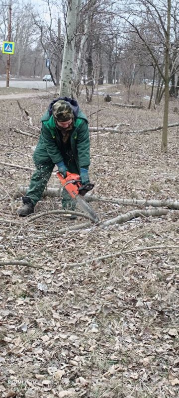 Василий Ткачук: Сегодня сотрудниками МУП АГД "Управляющая компания Калининского района г. Донецка" и МУП АГД "ЗЕЛЕНСТРОЙ КАЛИНИНСКОГО РАЙОНА" выполнены работы по уборке придомовых территорий многоквартирного жилого фонда и проспекта Красногвардейский