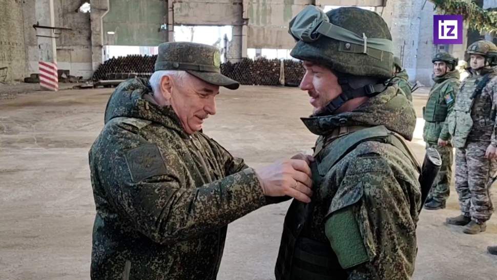 Замминистра обороны РФ вручил награды военным группировки «Юг» за штурм Авдеевки