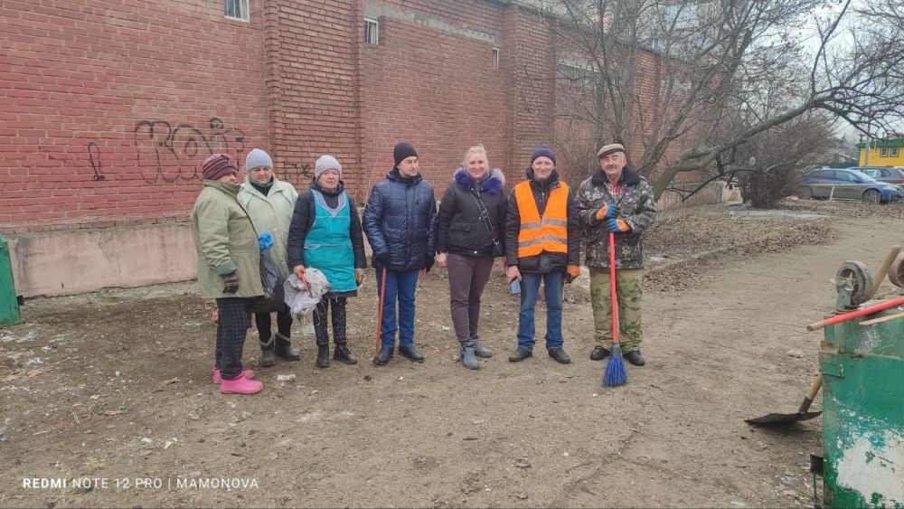 Василий Ткачук: Сегодня в рамках санитарного дня "Чистый четверг" сотрудники МУП АГД "Управляющая компания Калининского района г.Донецка" провели уборку придомовых территорий многоквартирного жилого фонда