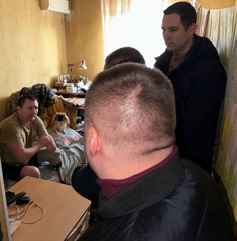 Иван Адамец: Депутат Донецкого городского совета Герман Полунин совместно с главой администрации Куйбышевского района Иваном Адамцом приняли участие во Всероссийской акции "Тепло для Героя", приуроченной ко Дню защитника Отечества