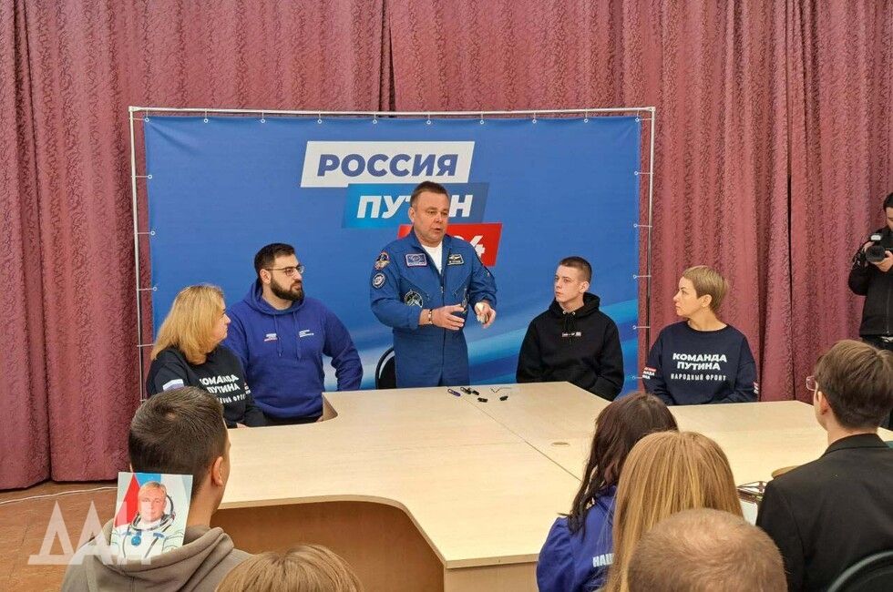 Космонавт Максим Сураев встретился с молодежью в Донецке и Енакиево
