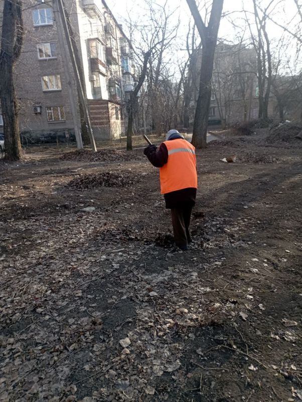 Василий Ткачук: Сегодня сотрудниками МУП АГД "Управляющая компания Калининского района г. Донецка" выполнены работы по уборке придомовых территорий многоквартирного жилого фонда Калининского района г. Донецка