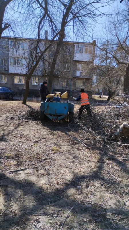 Василий Ткачук: Сегодня сотрудниками МУП АГД "Управляющая компания Калининского района г. Донецка" использовалась специализированная техника для переработки древесины в щепу на придомовой территории дома № 25 по ул. 50-й Гвардейской Дивизии