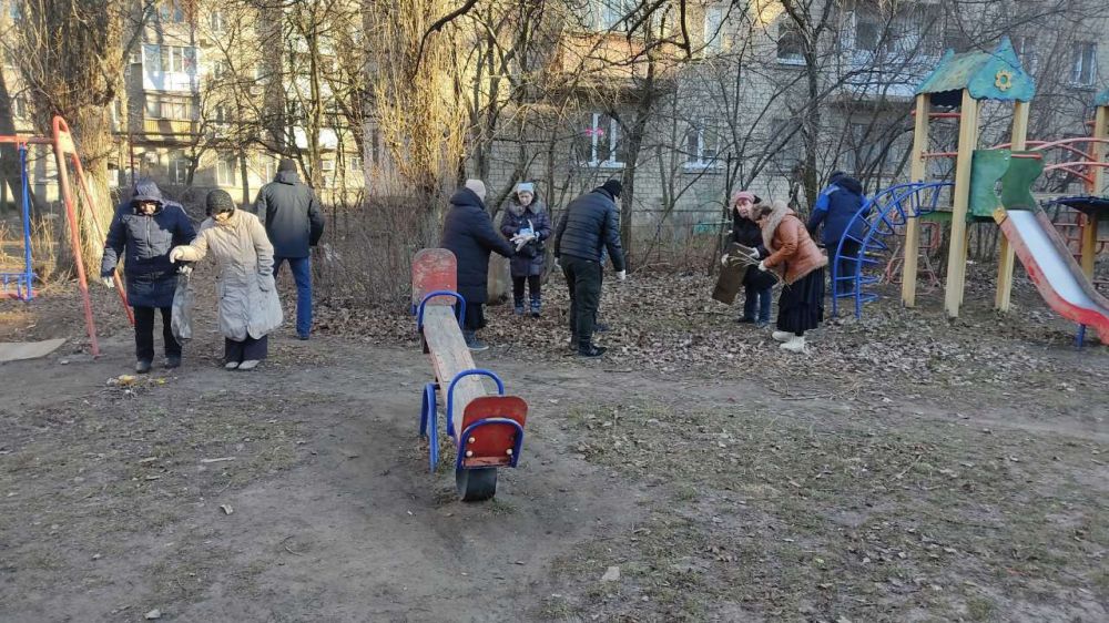 Василий Ткачук: В социальную сеть Телеграм-канал в группу "Калининский тут" обратились жители по вопросу уборки придомовой территории жилых домов №№ 115,117,121,123,125 по бульвару Шевченко