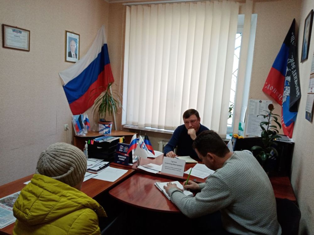 Василий Ткачук: Сегодня, 29 февраля, состоялся приём граждан в общественной приемной Всероссийской политической партии «Единая Россия» Калининского района города Донецка заместителем главы администрации района Александром Гречко