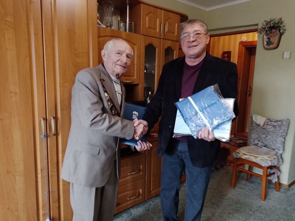 Слава людям труда!. Сегодня, 1 марта 2024 года, глава администрации Кировского района Юрий Будрин, по поручению Всероссийской политической партии "Единая Россия", поздравил с 86-летием старейшего члена партии Николая Петровича Цупку