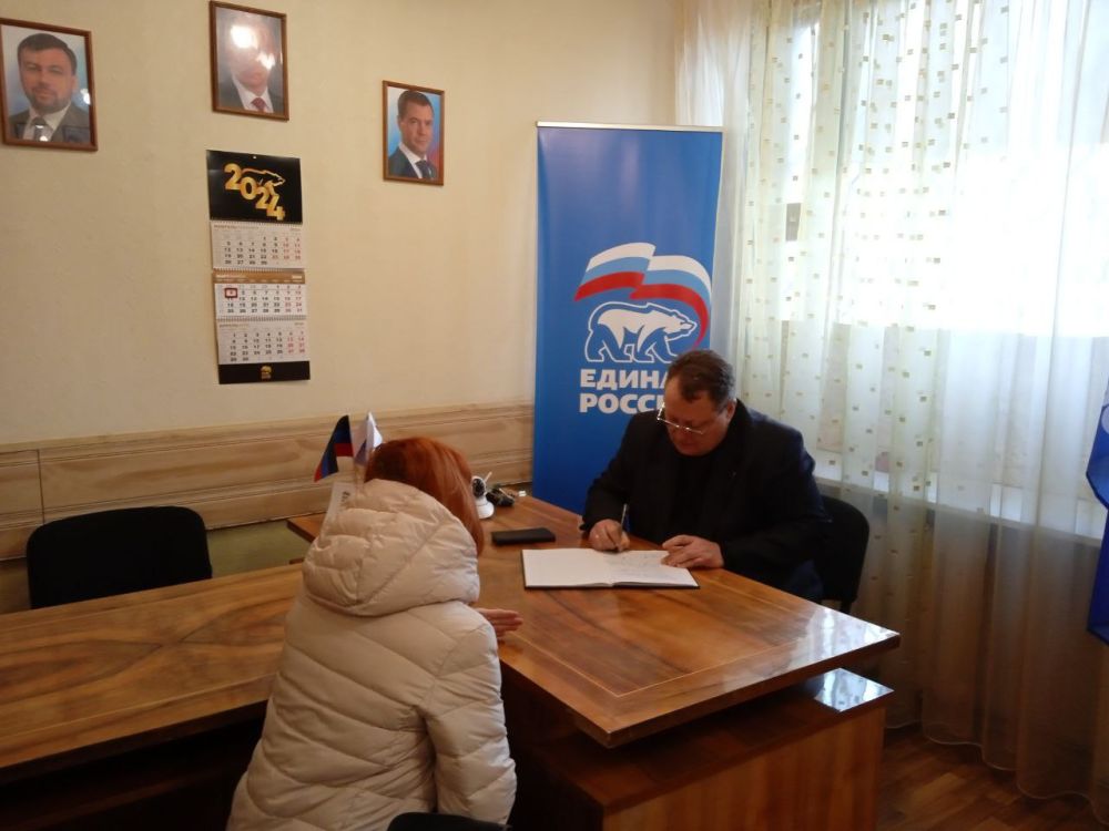 Сегодня, в общественной приемной партии "Единая Россия" Киевского района г. Донецка, глава администрации Киевского района г. Донецка Валентин Левченко провел прием граждан