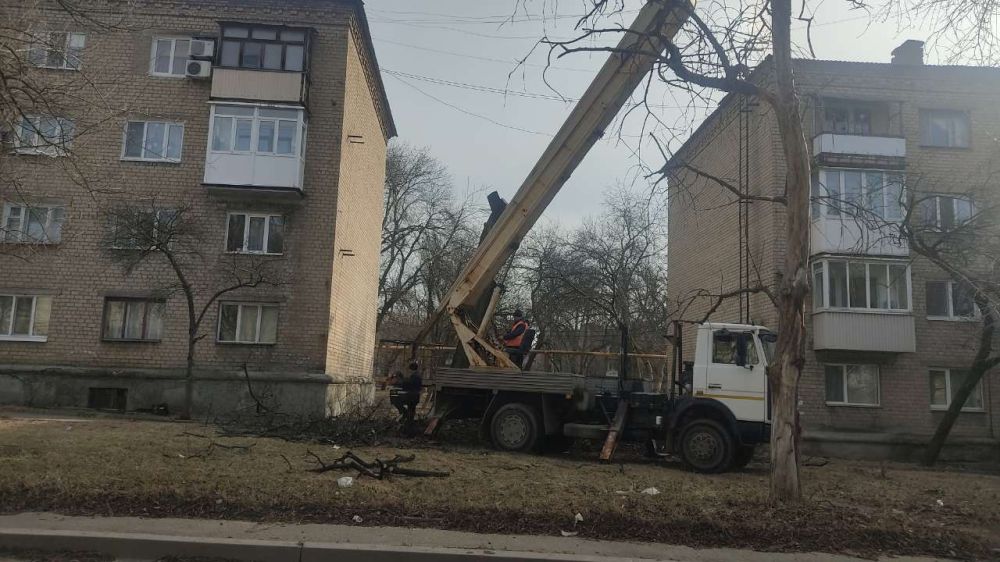 Василий Ткачук: Сегодня МУП АГД "Управляющая компания Калининского района г. Донецка" организованы работы по санитарной обрезке ветвей деревьев на придомовых территориях жилых домов №№ 25, 27 по ул. 50-й Гвардейской Дивизии