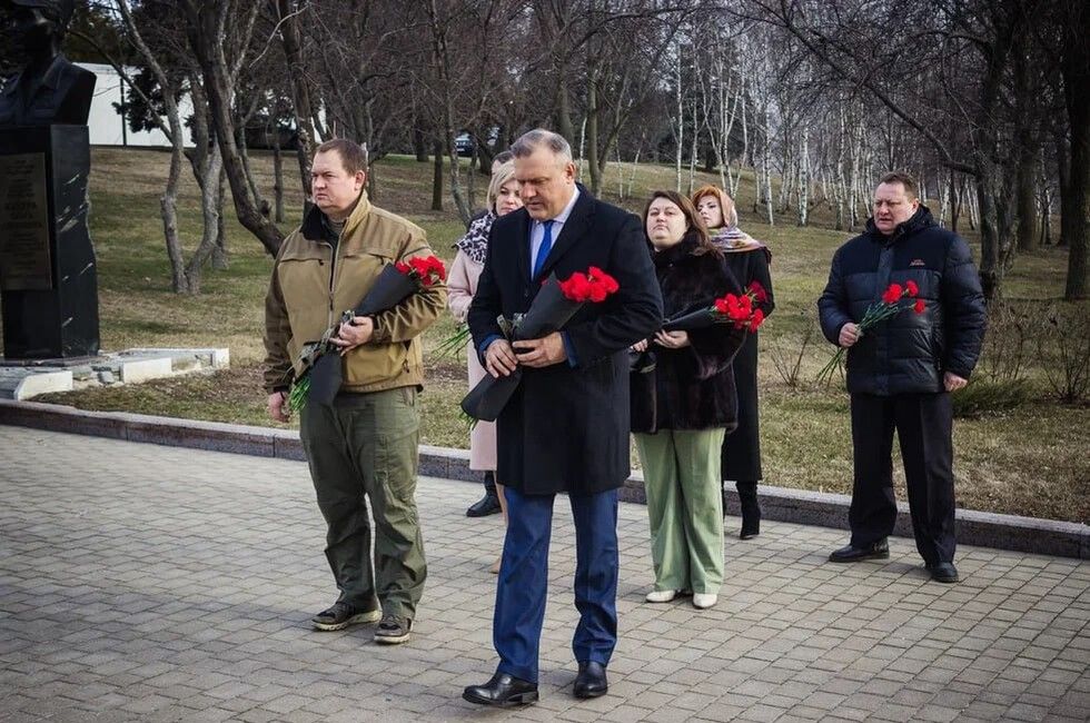 Жители ДНР возложили цветы к бюсту Владимира Жоги в Донецке