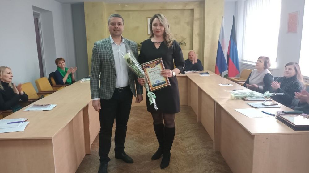 Василий Ткачук: В преддверии Международного женского дня поздравил сотрудниц администрации Калининского района города Донецка и учреждений района