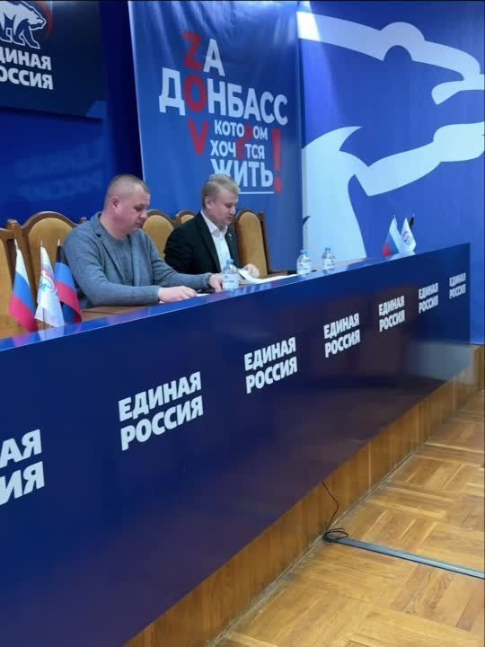 Артем Крамаренко: Сегодня в Донецке был утвержден состав регионального общественного совета Всероссийского политического проекта партии «Единая Россия» - «Российское село», который должен стать локомотивом в развитии и популяризации жизни на селе