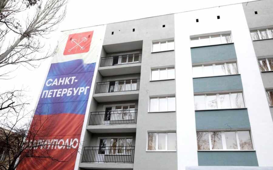 Более тысячи петербургских специалистов восстанавливают Мариуполь