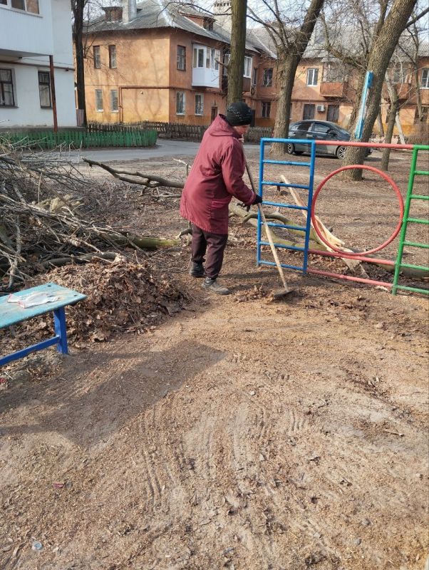 Василий Ткачук: Сегодня, в рамках проведения акции «Чистый четверг» силами предприятий, учреждений, организаций Калининского района г. Донецка организована уборка и наведение чистоты в районе