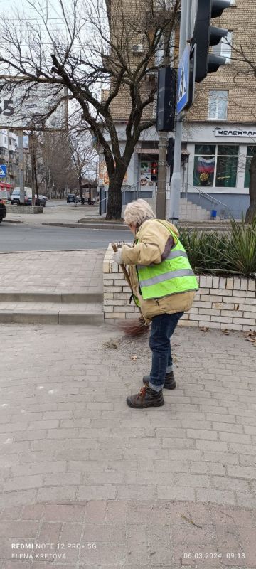 Василий Ткачук: Сегодня сотрудниками МУП АГД "ЗЕЛЕНСТРОЙ КАЛИНИНСКОГО РАЙОНА" осуществляются работы по уборке бульвара Шевченко и обрезке деревьев по проспекту Ильича