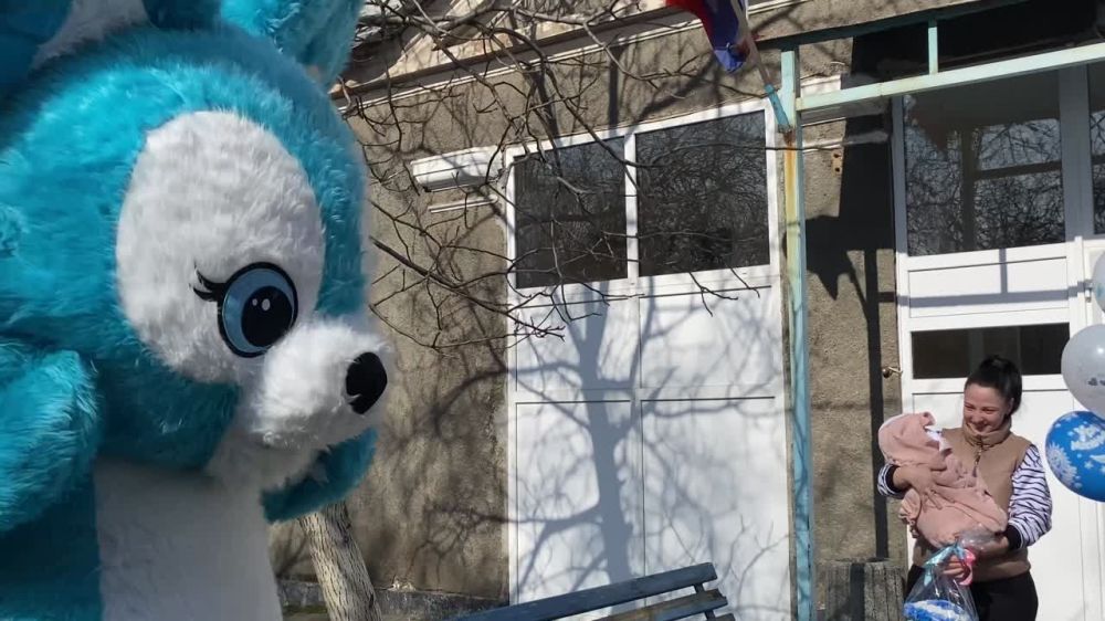 Виктория Цыпленкова: Накануне 8 марта в Донецке из роддома выписали тройню