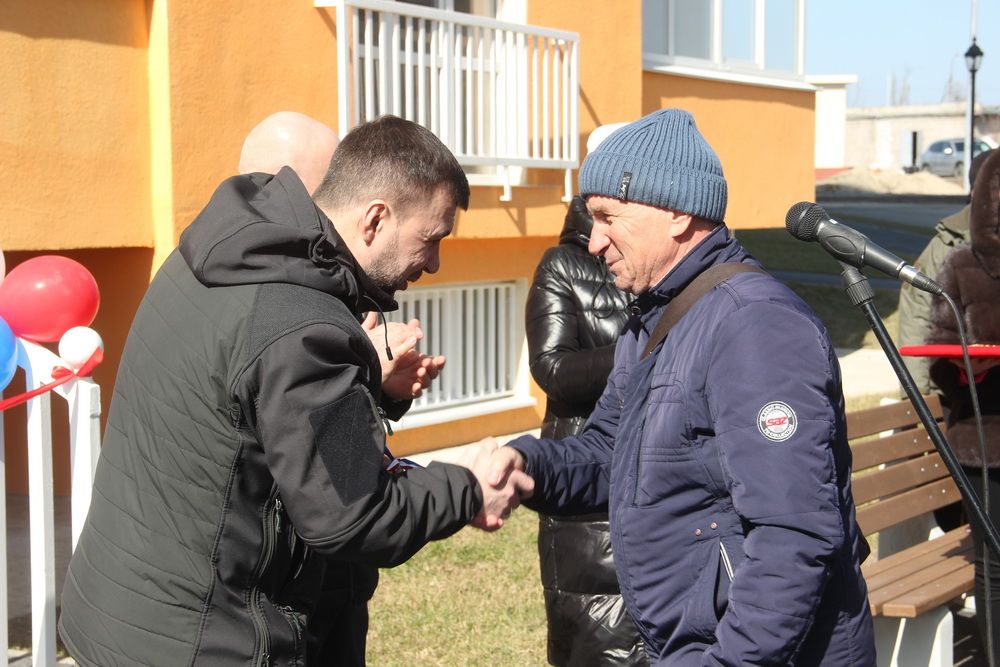 Денис Пушилин вручил ключи от новых квартир жителям Мариуполя