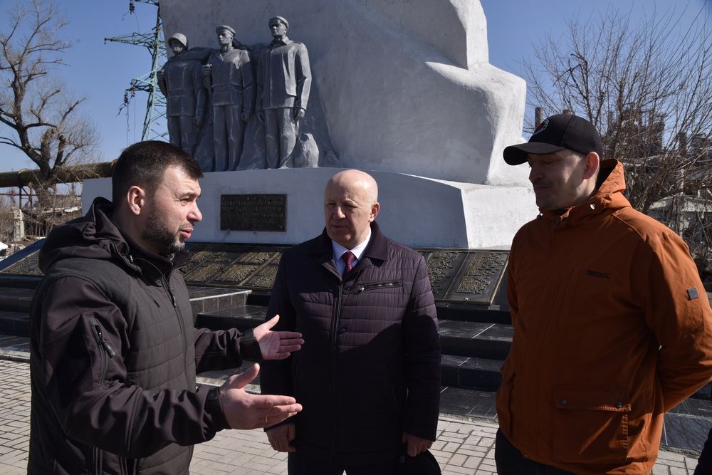 Денис Пушилин осмотрел восстановленный специалистами из Московской области памятник азовстальцам